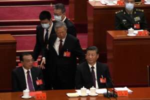Xi Jinping “imperatore” cinese, il presidente ottiene il terzo storico mandato e “commissaria” il Partito Comunista: al vertice solo i suoi fedelissimi
