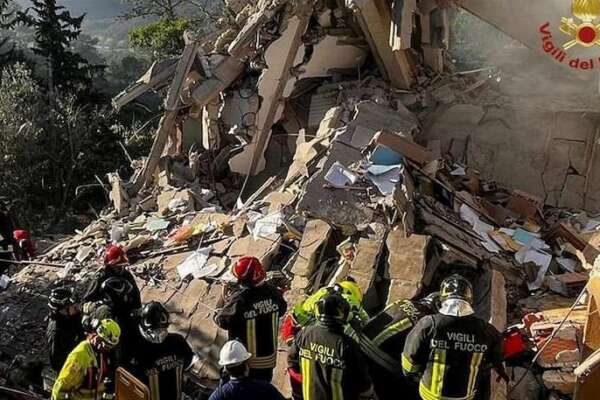 Esplode villa in campagna, due feriti e due dispersi nel crollo: si scava tra le macerie