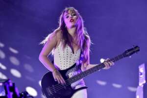 Che cos’è la FOMO, la sindrome sociale di cui soffre Victoria De Angelis dei Måneskin