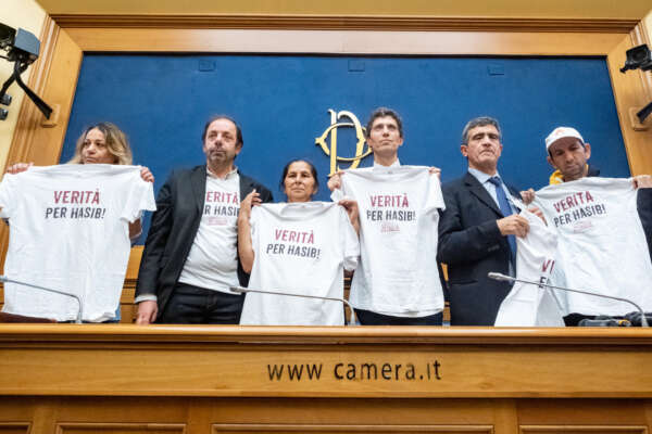 Il dramma di Hasib, il disabile rom picchiato e ‘volato’ dalla finestra: tremano quattro poliziotti Il dramma di Hasib, il disabile rom picchiato e ‘volato’ dalla finestra: tremano quattro poliziotti