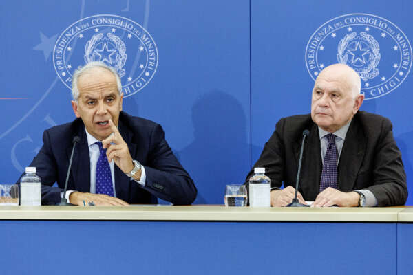 Foto Roberto Monaldo / LaPresse
31-10-2022 Roma (Italia) 
Politica
Conferenza stampa del presidente del Consiglio Giorgia Meloni al termine del Consiglio dei ministri
Nella foto Matteo Piantedosi, Carlo Nordio

31-10-2022 Rome (Italy)
Politics
Press conference of the Prime Minister Giorgia Meloni after the Council of Ministers
In the pic Matteo Piantedosi, Carlo Nordio