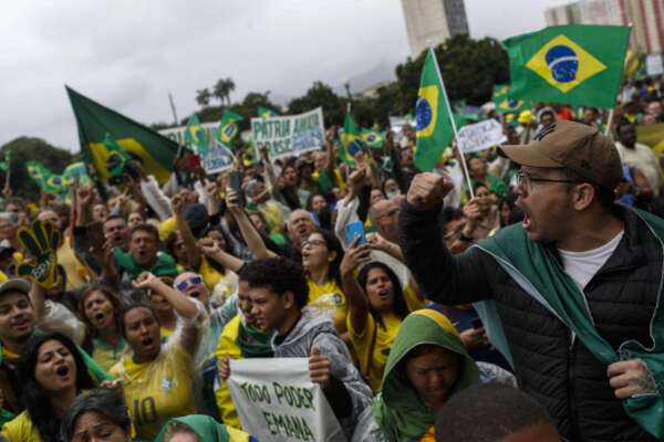 Brasile, proteste dei camionisti contro Lula: Bolsonaro vuole ripetere l’assalto di Trump al Campidoglio