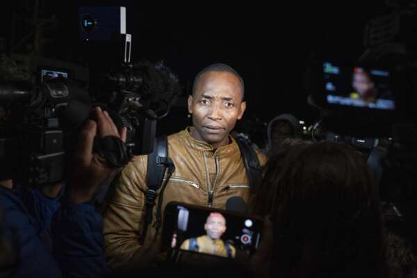 Soumahoro si autosospende dal gruppo Verdi-Sinistra, vince la gogna: “Mi difenderò punto su punto”