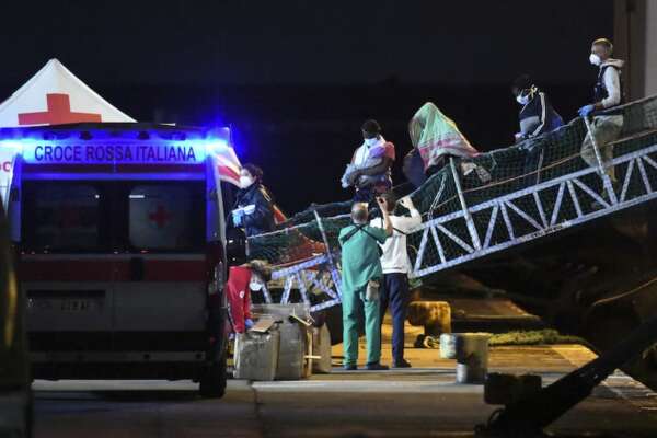 Cos’è lo “sbarco selettivo”, la linea dei porti chiusi sui migranti del governo Meloni