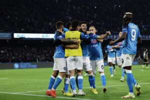 Il Napoli vola ma la prudenza dei tifosi è figlia dello scudetto scippato nel 2018
