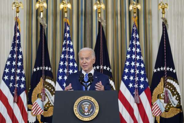 Biden non sprofonda e rilancia: si gioca la carta del tavolo della pace