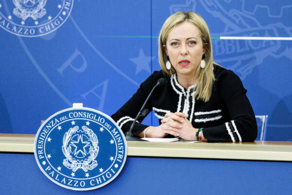 Mattarella stoppa la Meloni: salta il blitz della premier sui contanti Mattarella stoppa la Meloni: salta il blitz della premier sui contanti