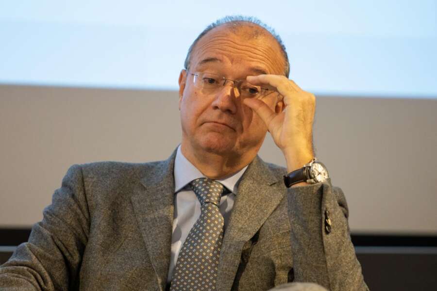 Lavori socialmente utili per gli studenti violenti e più soldi ai prof: la scuola secondo Valditara