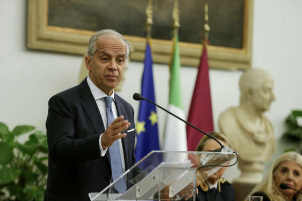 Aprite i porti ai migranti, la Francia striglia l’Italia ma Piantedosi minimizza: “A noi nessuna richiesta”