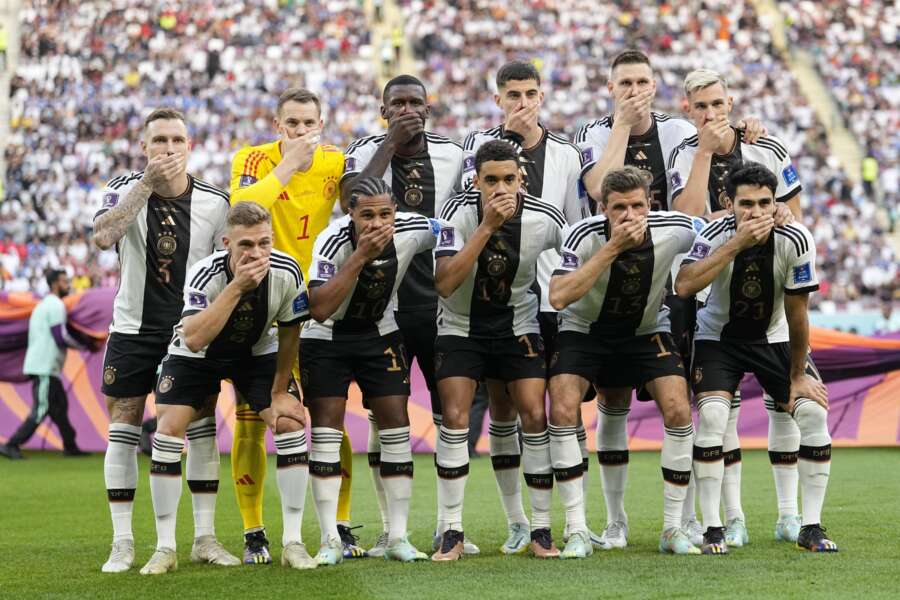 La protesta della Germania, calciatori con la mano sulla bocca contro i diritti violati in Qatar