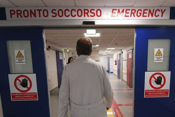 Dà fuoco alla moglie dopo lite, donna grave in ospedale: ustioni anche sulla lingua
