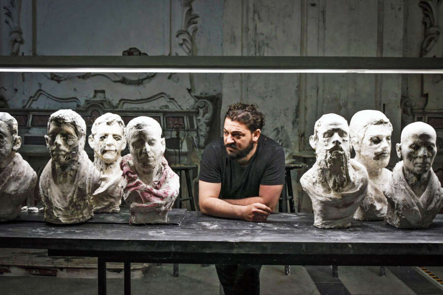 I detenuti e i busti dello sculture Laperino esposti nel duomo di Napoli, così un altro carcere è possibile