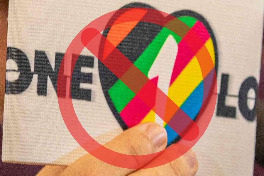 Fascia arcobaleno vietata ai Mondiali in Qatar, la ‘toppa’ della Fifa per non far arrabbiare gli sceicchi…