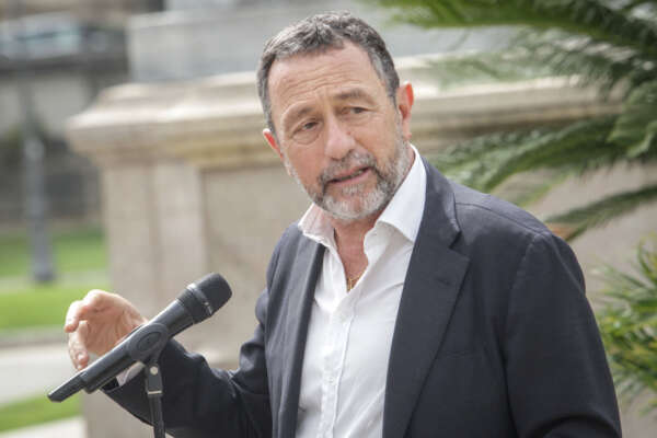 Violenza sulle donne, la provocazione di Caiazza: “Prima di fare sesso registrate il consenso col microfono”. La norma che nasce già male