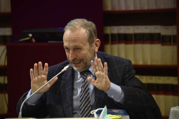 “Nel Pd ci saranno sempre più anime, Meloni? Continuità con Draghi ma consola elettori con i migranti”, intervista a Stefano Ceccanti