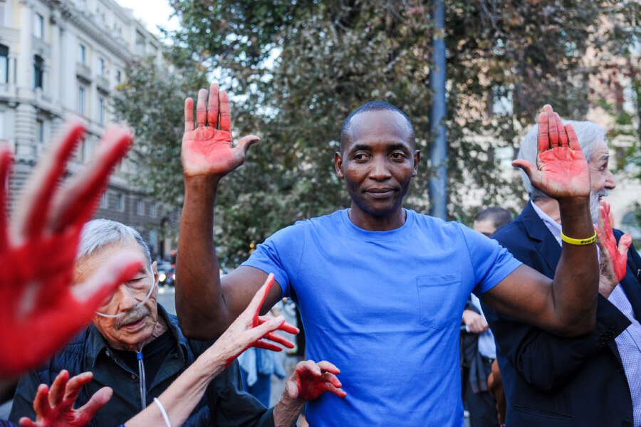 Basta massacrare Soumahoro, l’ong Mediterranea si schiera col deputato: “Contro i processi sommari”