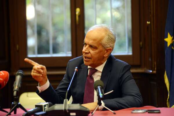 Il ministro Piantedosi smentito dai numeri ufficiali: non siamo il paese più solidale