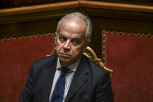 Piantedosi ministro “debolissimo”: silenzio su crisi internazionale, cifre sbagliate e zero proposte