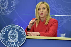 Meloni, botte ai poveri e accuse ai giornalisti: la manovra è piccola piccola Meloni, botte ai poveri e accuse ai giornalisti: la manovra è piccola piccola