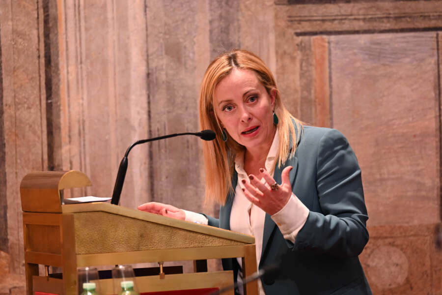 Il governo Meloni prende schiaffi da tutti: Europa e Svimez bacchettano l’Italia