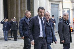 Torna la Lega Nord, Salvini snobbato ai funerali di Maroni: il vento post sovranista e l’assenza della famiglia Bossi