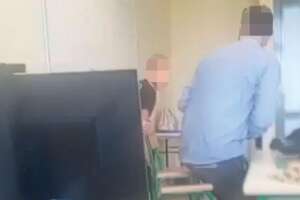 Il pugno del prof allo studente, la madre: “Mio figlio ha sbagliato, voleva fare il buffone, si deve vergognare”