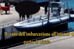 Traffico di migranti tra Sicilia e Tunisia, viaggi fino a 5mila euro: “Buttateli in mare in caso di avaria” Traffico di migranti tra Sicilia e Tunisia, viaggi fino a 5mila euro: “Buttateli in mare in caso di avaria”