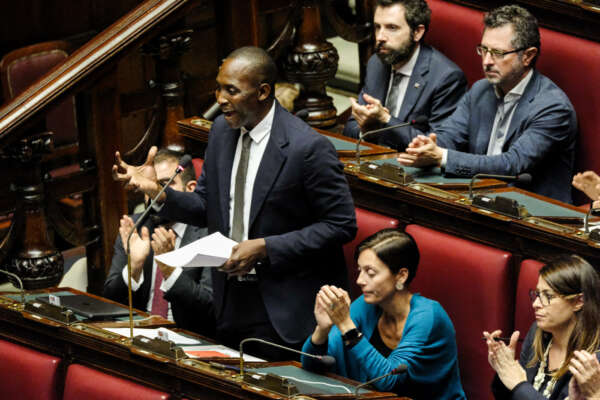 Aboubakar Soumahoro, il contrattacco sull’inchiesta per la coop della moglie: “Fango per delegittimare la mia lotta, si chiarirà tutto” Aboubakar Soumahoro, il contrattacco sull’inchiesta per la coop della moglie: “Fango per delegittimare la mia lotta, si chiarirà tutto”