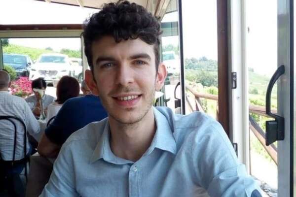 Padre uccide figlio a coltellate e chiama i carabinieri: “Venite a casa”