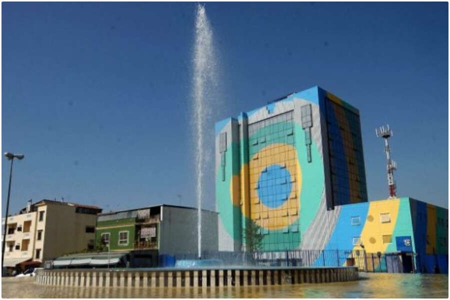 Napoli, la denuncia: “Compensi d’oro ai manager di Abc: schiaffo alla miseria”