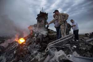 Strage del volo Mh17 in Ucraina, ad abbattere l’aereo missile dei filorussi del Donbass: ergastolo a tre sospetti