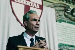 Chi è Fabrizio Gifuni, l’attore che interpreta Aldo Moro nella serie tv “Esterno Notte”