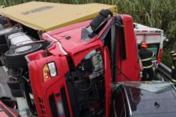 Camion si ribalta e schiaccia ambulanza: muoiono autista e paziente, grave sanitario