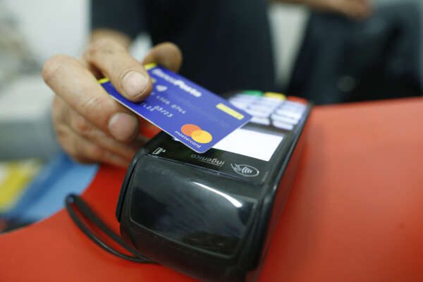 Pagamenti col Pos, “colpo di spugna” di Meloni: commercianti possono rifiutare quelli inferiori ai 60 euro