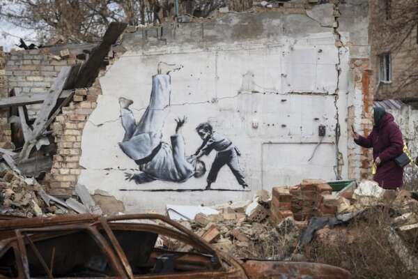 Banksy sfida Putin, le opere dello street artist contro la guerra in Ucraina: “In solidarietà con il popolo” Banksy sfida Putin, le opere dello street artist contro la guerra in Ucraina: “In solidarietà con il popolo”