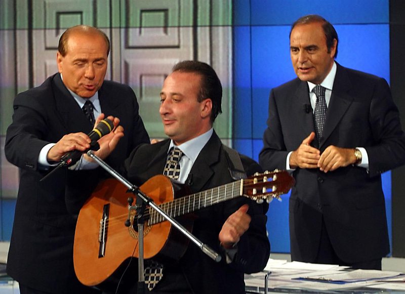 Ruby Ter, Berlusconi assolto dall’accusa di corruzione con Apicella: “Rapporto amichevole”