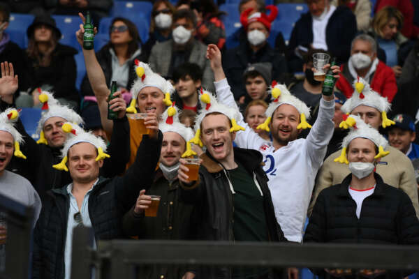 Il Qatar vieta la birra negli stadi dei Mondiali a due giorni dal via, l’ira dello sponsor Budweiser: “Imbarazzante”