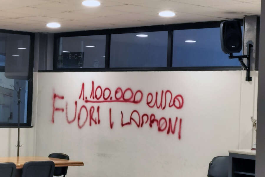 Il maxidebito, il writer e le indagini: la spy story spacca in due gli avvocati napoletani