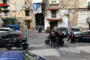 Lo cosparge di benzina e gli dà fuoco nel cuore del rione Sanità, salvato dalla madre: arrestato 26enne per tentato omicidio