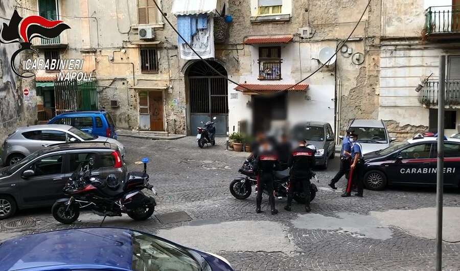 Lo cosparge di benzina e gli dà fuoco nel cuore del rione Sanità, salvato dalla madre: arrestato 26enne per tentato omicidio