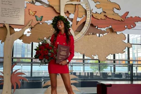 Carlotta Rossignoli chiude Instagram, troppi insulti dopo la laurea in tempi record