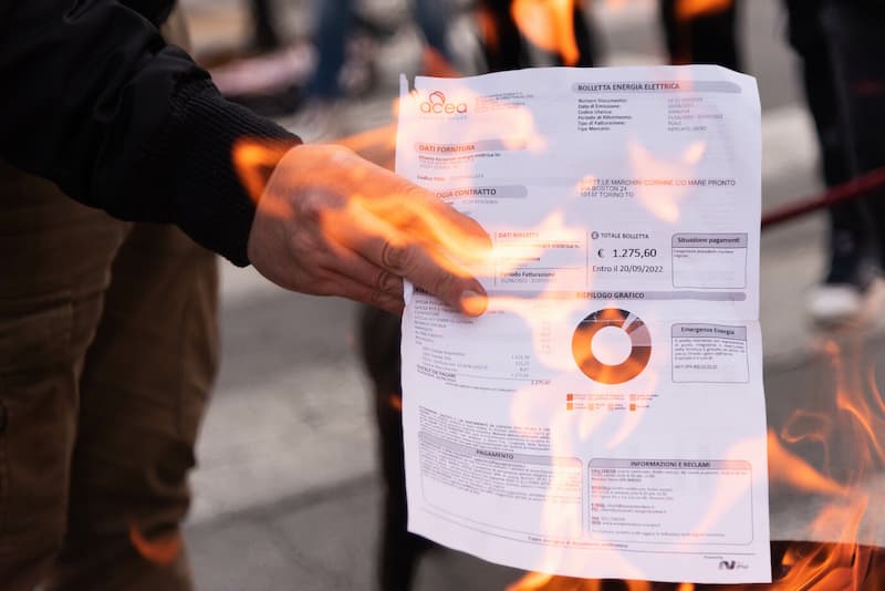 Photo LaPresse 11/10/2022 Torino (Italia) – Cronaca – Protesta dei negozianti contro il caro bollette in piazza Montanari. Nella foto: un momento della protesta – i negozianti bruciano le bollette