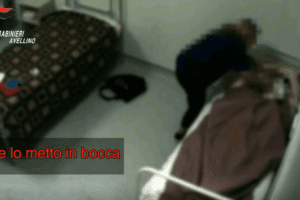 Casa di riposo-lager, anziana disabile minacciata e presa a schiaffi da operatrice: “Non ho pietà di nessuno”