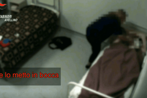 Casa di riposo-lager, anziana disabile minacciata e presa a schiaffi da operatrice: “Non ho pietà di nessuno”