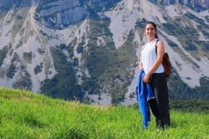 Chiara la veterinaria muore a 25 anni schiacciata da una mucca, travolta mentre la stava visitando