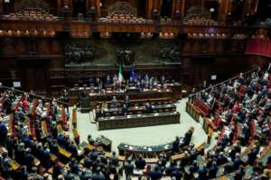 Il bonus di Natale della Camera: i deputati si auto-regalano 5550 euro per comprare tablet, telefoni e pc