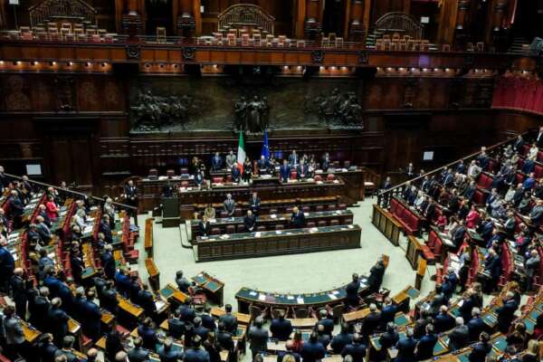 Il bonus di Natale della Camera: i deputati si auto-regalano 5550 euro per comprare tablet, telefoni e pc