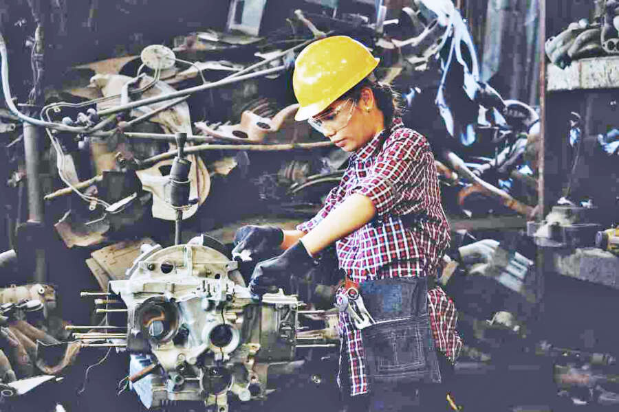 Donne senza lavoro, in Campania meno di una su tre ha una occupazione: colpa del welfare familistico…