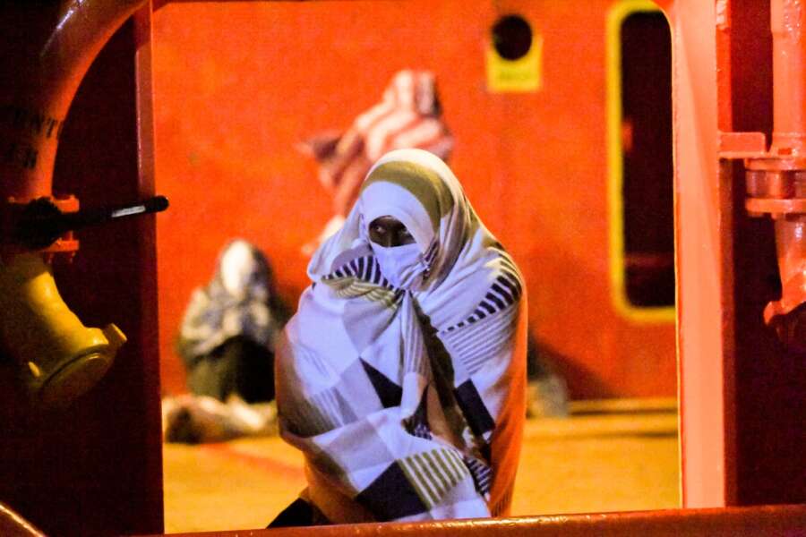 Sbarca a Lampedusa e muore di freddo a 20 anni, la migrante era esausta: arrivata su un barchino di 8 metri