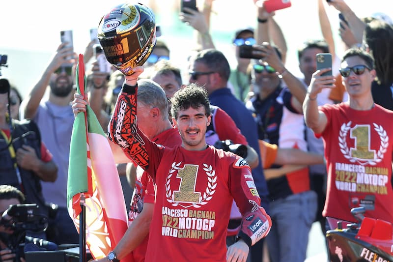 Chi è Francesco “Pecco” Bagnaia, il nuovo campione del mondo italiano della MotoGP con la Ducati